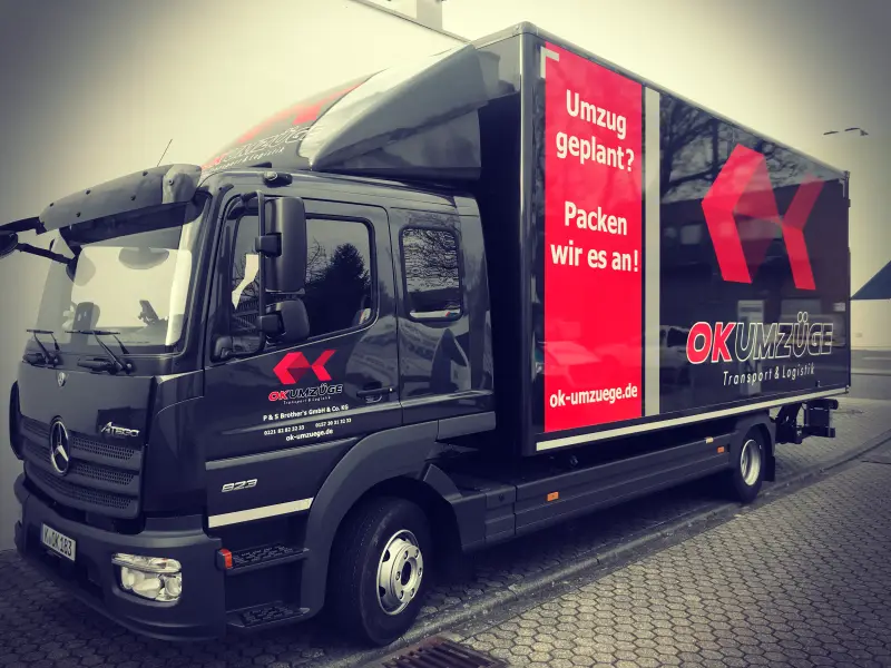 Geschlossener Möbelkoffer von OK Umzüge auf der Straße in Köln